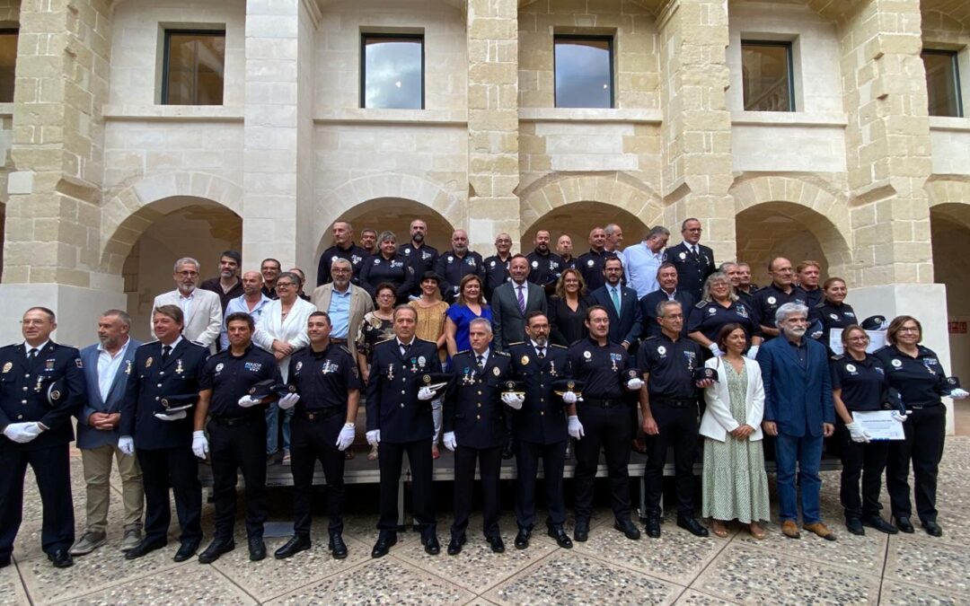 Se entregan 43 reconocimientos a la tarea y dedicación de las policías locales de Menorca, en las Illes Balears.