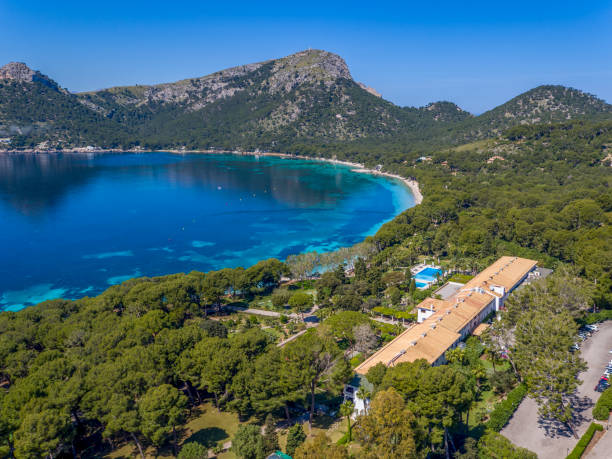 The City Council of Pollença decrees the stoppage of the works of the Hotel Formentor.