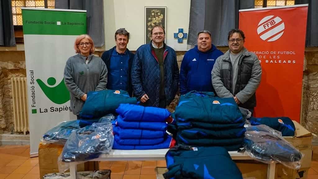 The Foundation of the Federació de Futbol Illes Balears collaborates with the IMAS of the Consell de Mallorca donating winter sports equipment to Casa de Familia