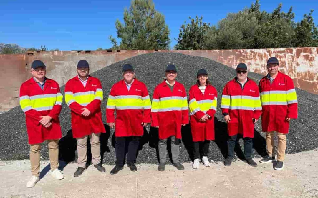 Responsible for the Waste and Energy Consortium of Menorca’s visit to the recycling plant of glass containers TMA Recicla with Ecovidrio