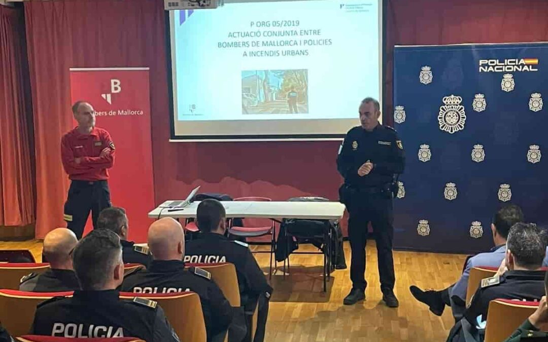 The Bombers de Mallorca give a training day on urban fires to the National Police