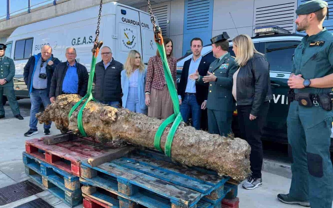 PortsIB participates in the extraction of two ship’s cannons in the Port of Cala Ratjada