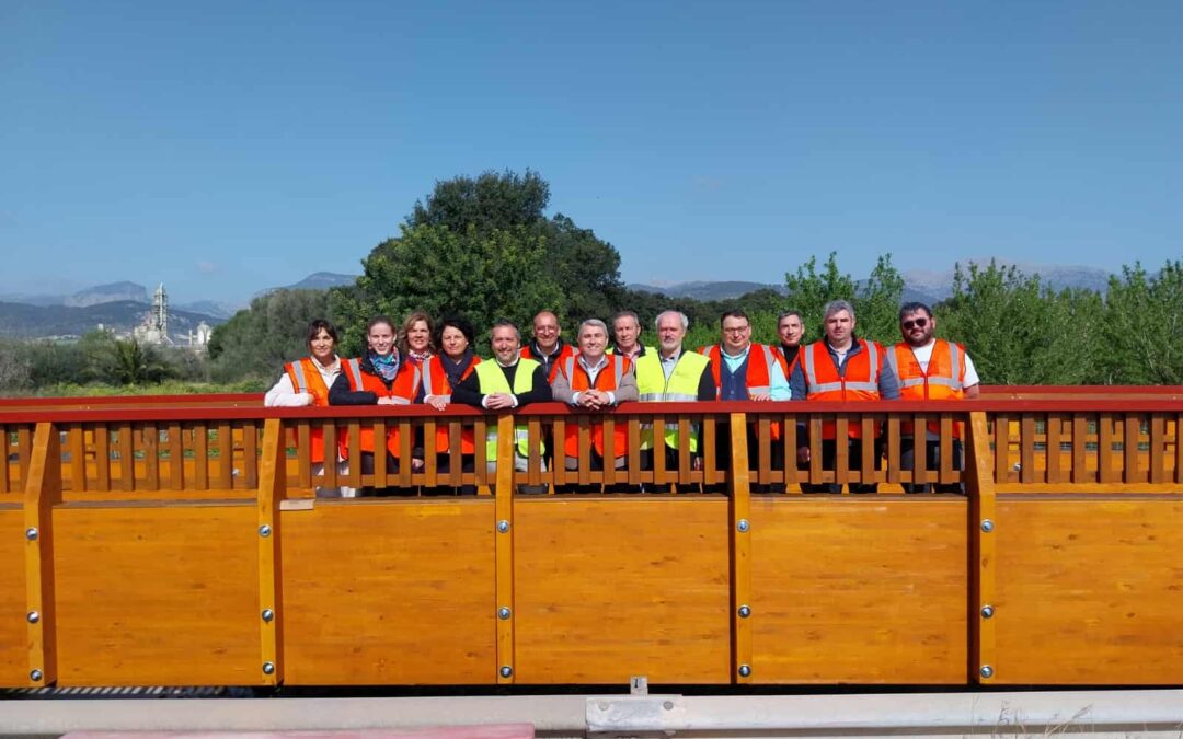 The Consell de Mallorca installs a large wooden footbridge over the d’Aumadrà torrent to give continuity to the civic promenade between Inca, Binissalem and Lloseta