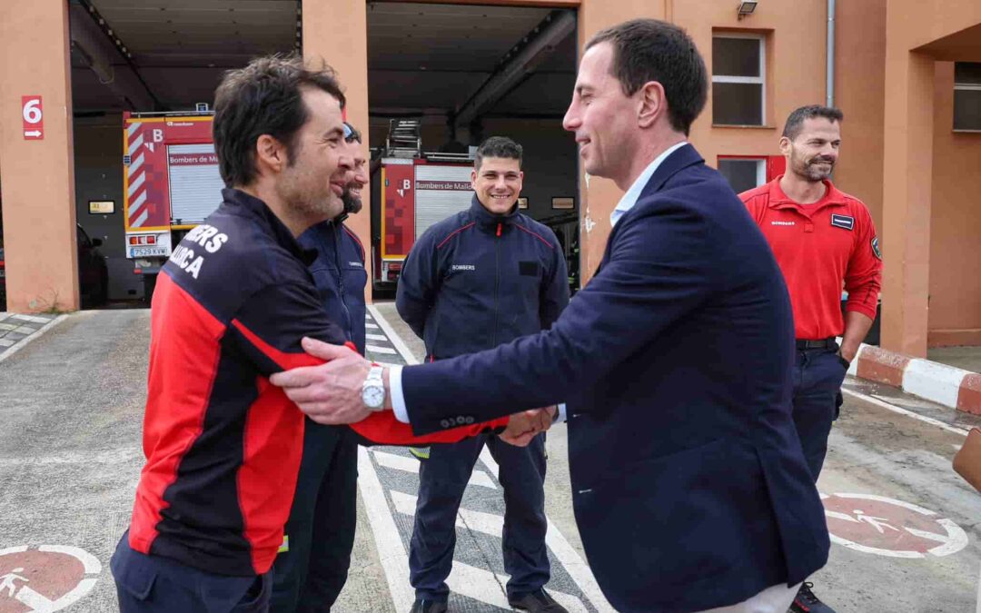 President Galmés congratulates the Easter holidays and thanks the Bombers de Mallorca for their work