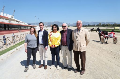 President Galmés congratulates the Mallorcan driver Cristina Velasco, who will represent the Balearic Islands in the European Ladies Amateur Championship