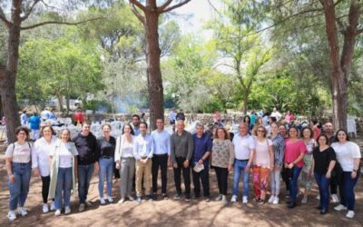 President Galmés shares with users and professionals of the public residence of Huialfàs his particular pancaritat in Crestatx