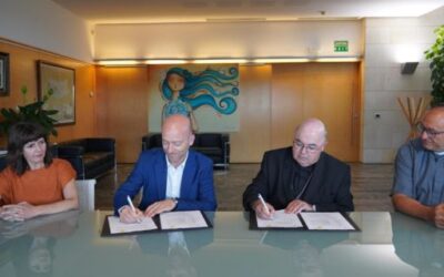 The Consell Insular and the Bishopric of Menorca signed the agreement that will allow accommodation at the Toro sanctuary