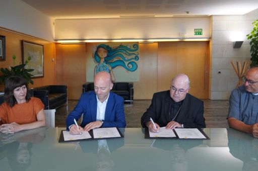 The Consell Insular and the Bishopric of Menorca signed the agreement that will allow accommodation at the Toro sanctuary