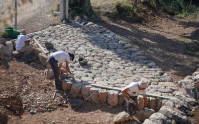 Raixa opens a cobbled ford that crosses the torrent using the dry-stone technique