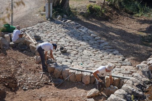 Raixa opens a cobbled ford that crosses the torrent using the dry-stone technique