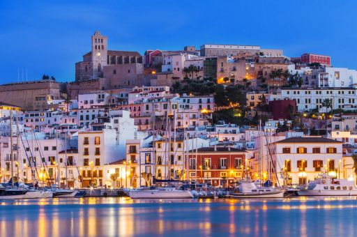 El pleno del Consell Insular de Eivissa ha aprobado  un total de 63 propuestas de resolución presentadas por los grupos políticos en el marco del debate de política general