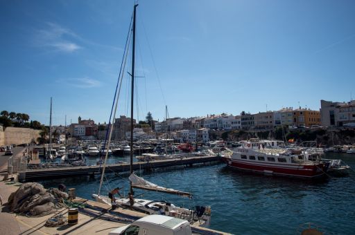 PortsIB starts the contracting process for the cleaning of the ports of Menorca