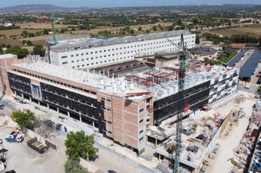 Work on the extension of Manacor Hospital is progressing at a good pace and the construction of the structure of the outpatient building has been completed