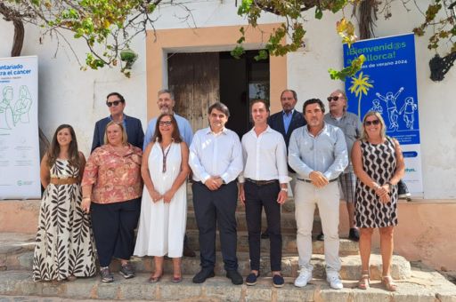 The councillor for Health visits the summer camps that the Spanish Cancer Association of the Balearic Islands organises for the children and siblings of patients