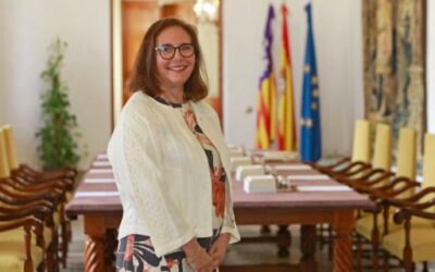 The Regional Minister of Health, Manuela García, was awarded a prize by the Spanish Medical Association (OMC)