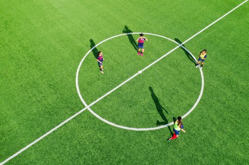 El Consell y la Federación de Fútbol trasladan mensajes de «no violencia verbal» en los campos a través de los 350 árbitros base