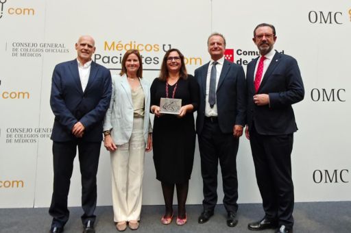 La consellera de Salud, Manuela García, recoge el premio especial a la trayectoria que otorga la Organización Médica Colegial de España