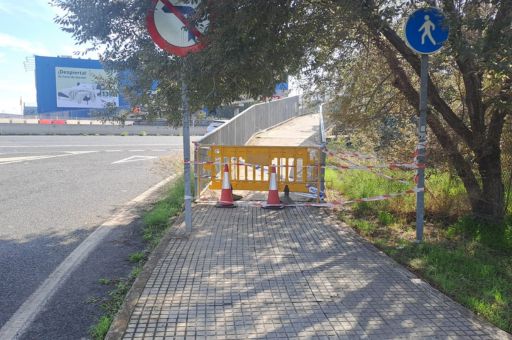 Alternative pedestrian crossings to the affected bridge on the Via de Cintura pending technical evaluations of the structure