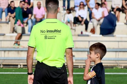 El Consell de Mallorca y la Federación de Futbol asisten al acto de estreno del uniforme arbitral con mensajes de valores