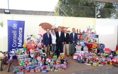 El presidente, Llorenç Galmés, entrega los juguetes de la recogida solidaria a la Fundación Monti-Sion Solidaria