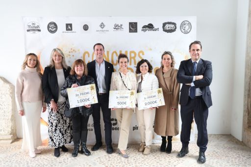 A total of 700 establishments of the part forana participate in the II Concurso de Escaparates de Navidad organised by the Consell de Mallorca in support of local trade