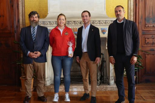 The president of the Consell de Mallorca receives the Spanish senior Olympic shooting champion, Maria Antònia Sastre